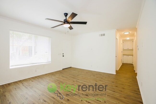 Building Photo - Updated 3 Bedroom Single Level Condo in La...