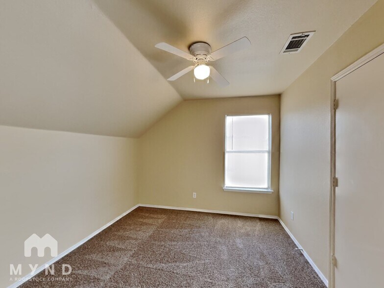 Building Photo - 314 Queens Ct N