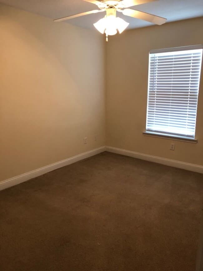 Building Photo - 323 Laurel Oak Ln