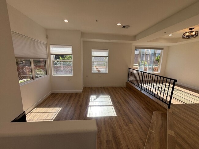 Building Photo - Remodeled 3 Bed 3 Bath Townhome for Rent in Glendale, CA
