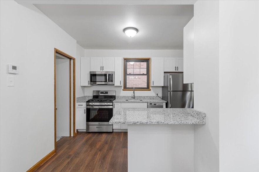 Building Photo - 3033 Brentwood Ave