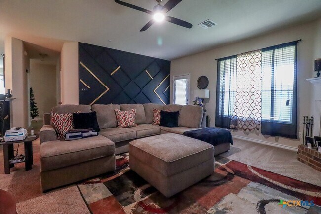 Building Photo - 802 Valentino Dr