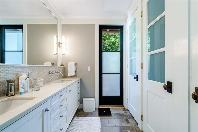 Building Photo - 868 Rosedale Rd NE