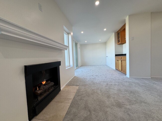 Building Photo - Top Floor Oasis