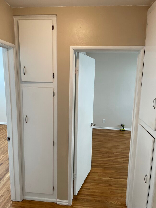 hall between bedrooms and bath - 1800 Green Ln