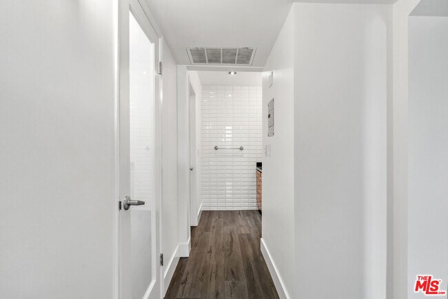 Building Photo - 740 Kings Rd