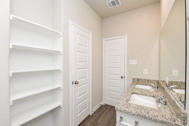 Building Photo - 14042 Chinook Dr