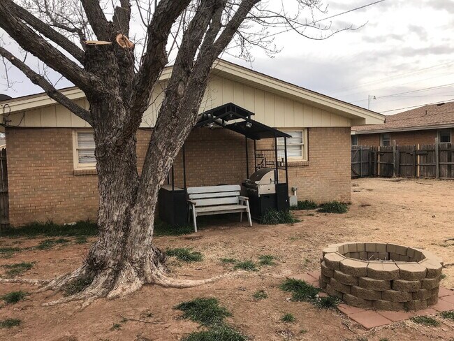 Building Photo - Updated Home Block away from LCU