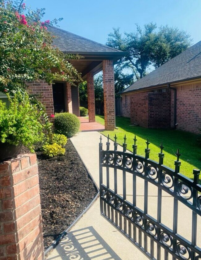 Building Photo - 3816 Whispering Oaks