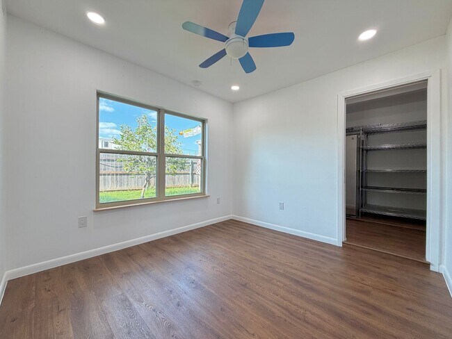 Building Photo - 7103 Twin Crest Dr
