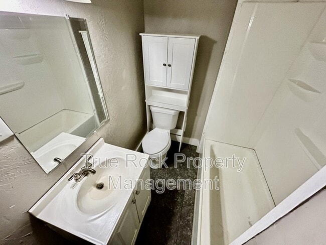 Building Photo - 303 N Maple St