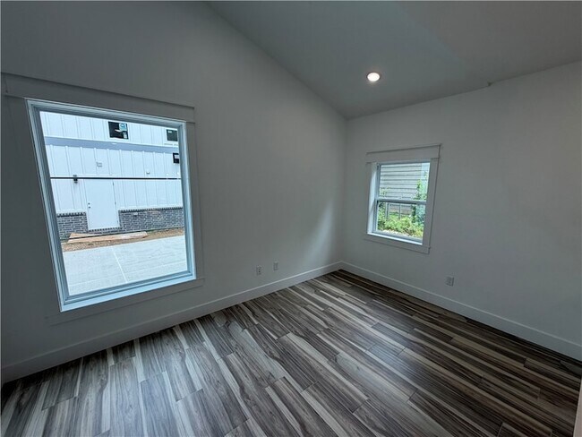 Building Photo - 916 N Sang Ave