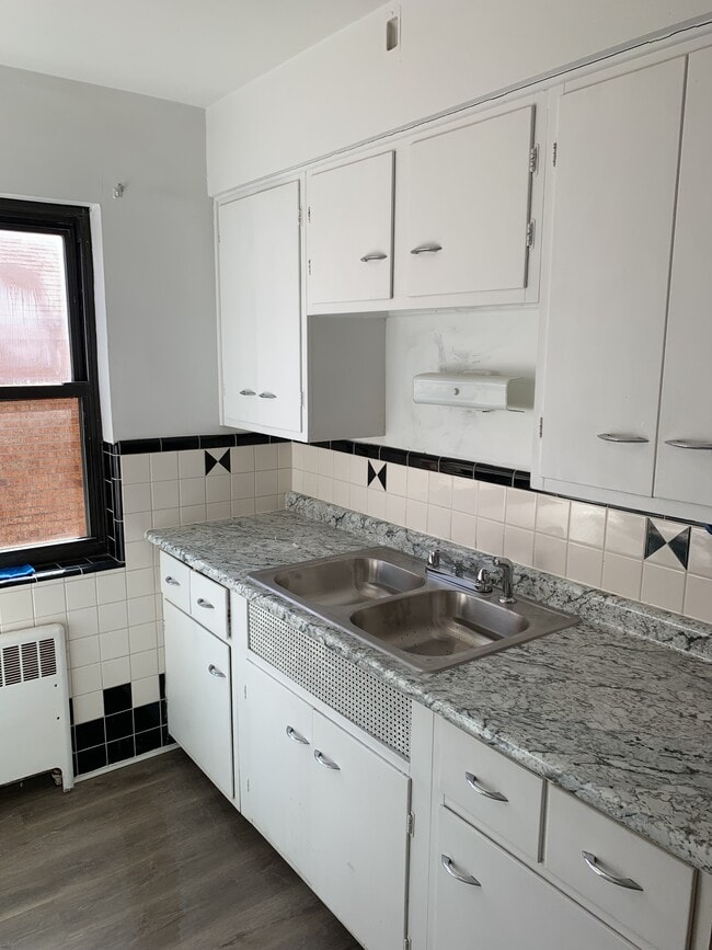 Building Photo - 3069 Glenmore Ave