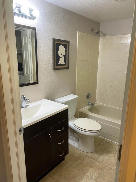Building Photo - 8225 Fairmount Dr