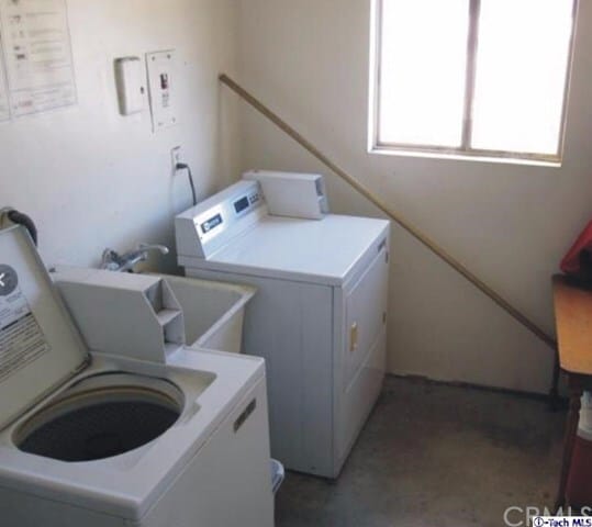 Laundry Room - 921 S Lake St