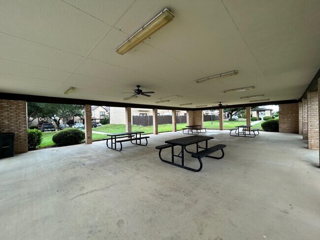 Building Photo - 2445 Monarch Dr
