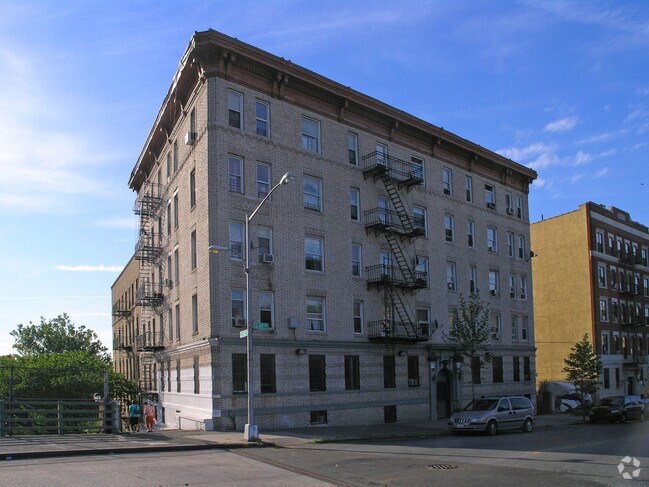 Primary Photo - 1702 Clay Ave