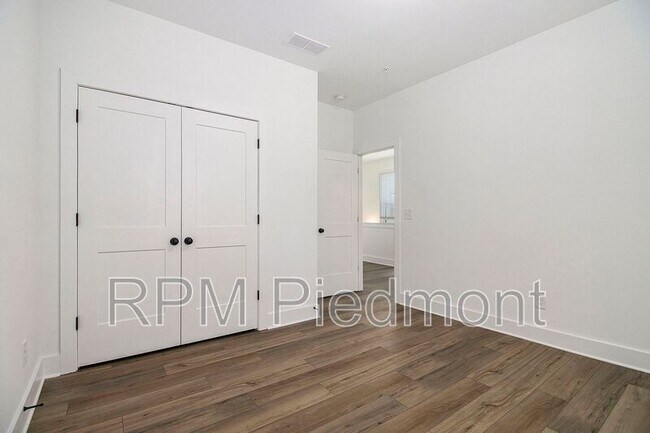 Building Photo - 205 Firefly Cir