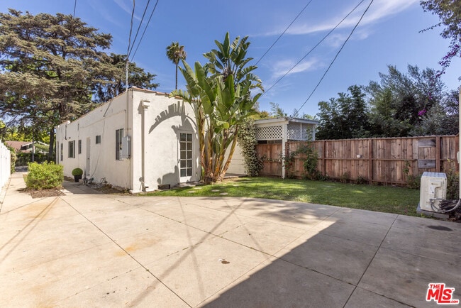 Building Photo - 1553 N Stanley Ave