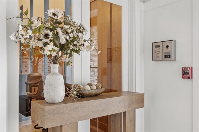 Building Photo - 843 Main St