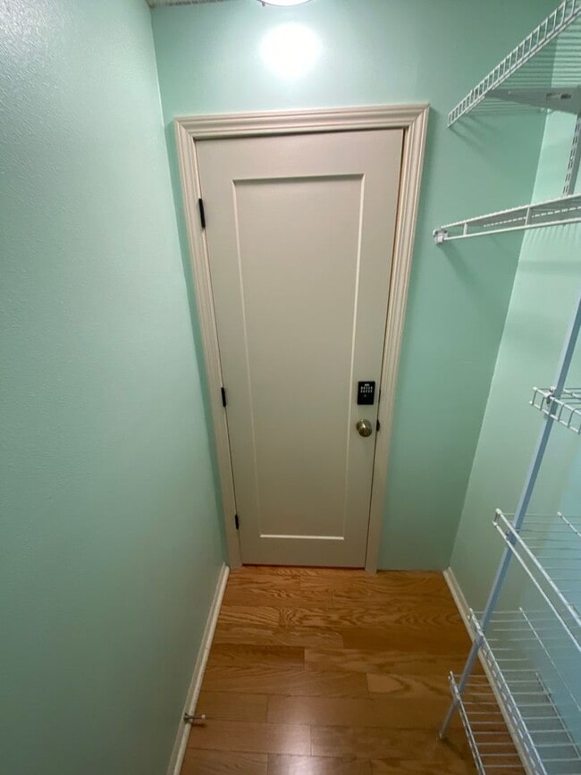 Building Photo - Great Location Turnkey Villa In The Village of Belvedere ANNUAL Lease