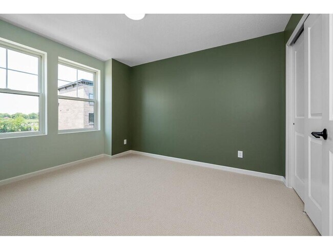 Building Photo - 848 S Woodlawn Ave