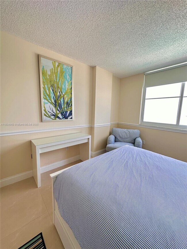 Building Photo - 300 Bayview Dr
