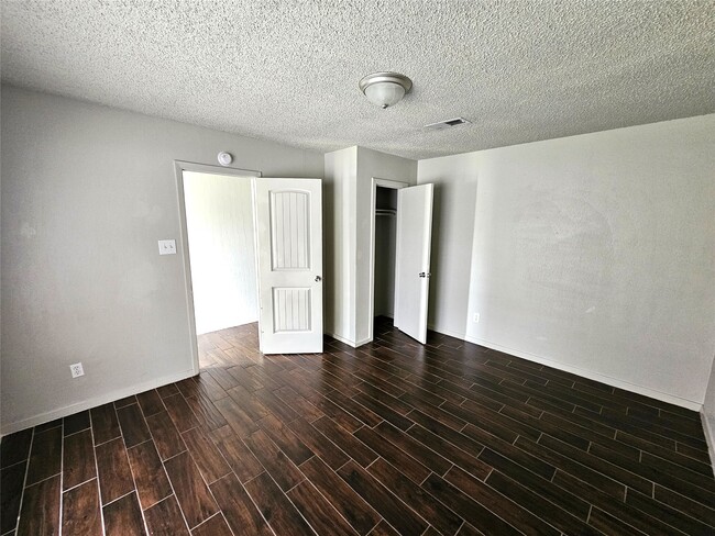 Building Photo - 2421 16th Ave N