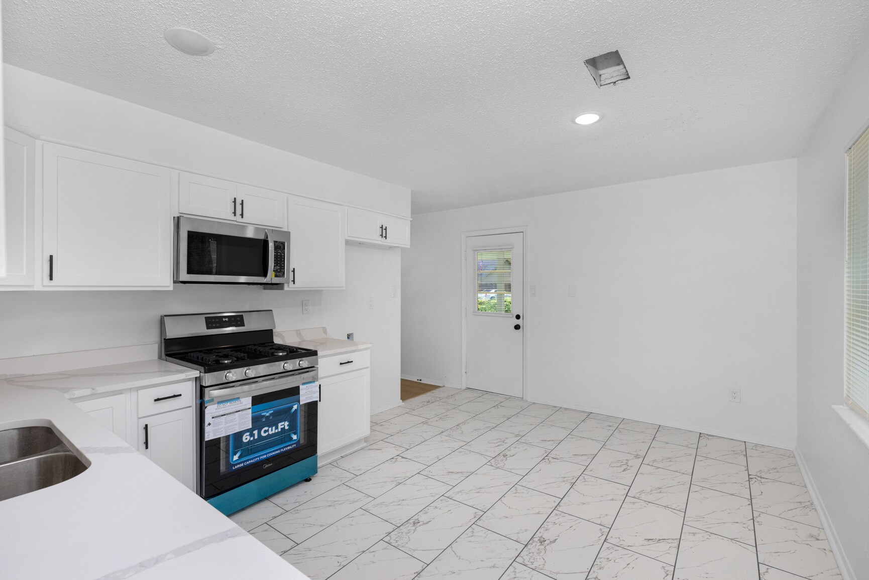 Building Photo - 5340 Lakeview Cv