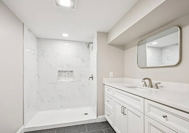 Building Photo - 711 E Butler Pike