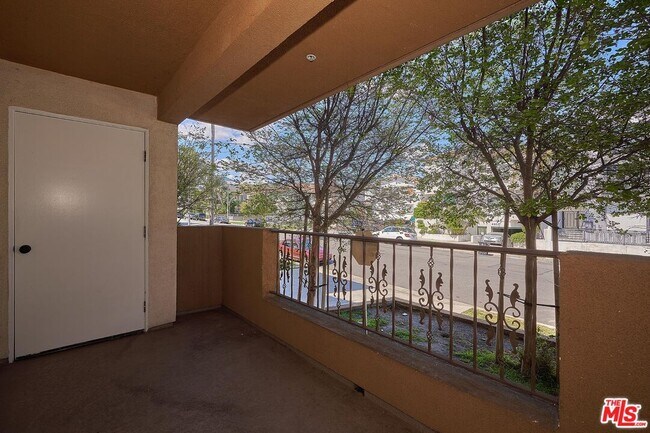 Building Photo - 4822 Elmwood Ave