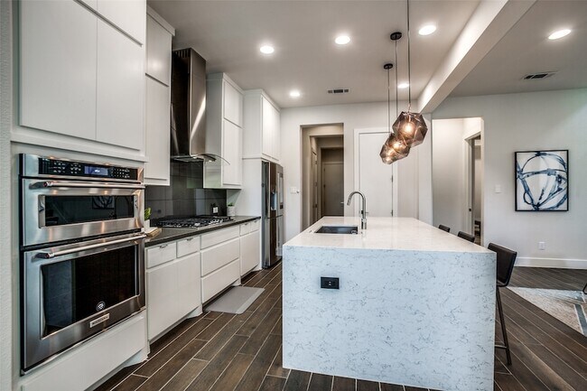 Building Photo - 7021 Royal View Dr