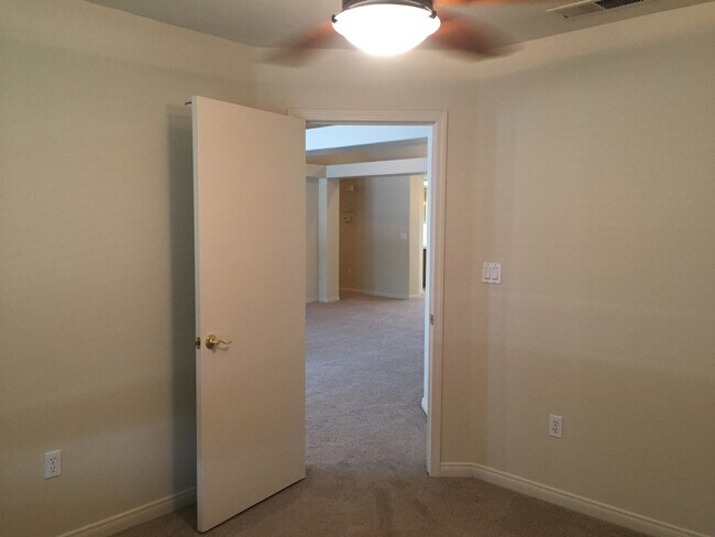 Building Photo - 5801 Roscomare St