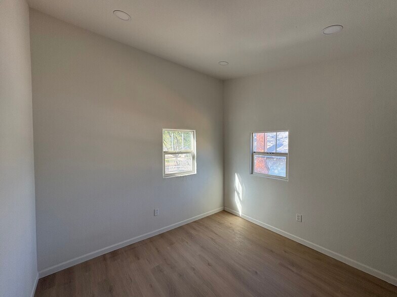 #B Bedroom - 214 Kimble St