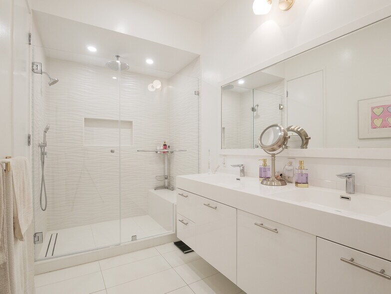 Master Bath - 2276 S Beverly Glen Blvd
