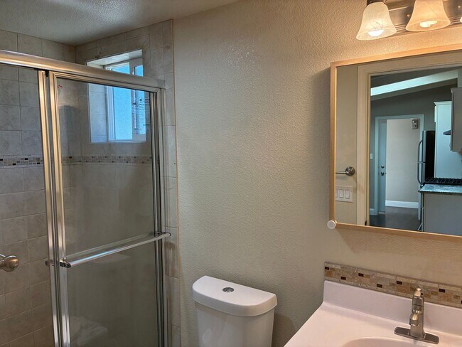 Building Photo - Updated 3 bedroom close to downtown and UC Davis campus, available for July move in!
