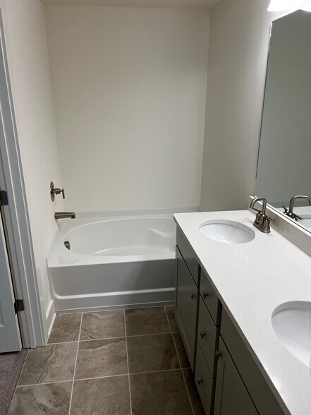 Master bathtub. - 6440 Scudders Dr