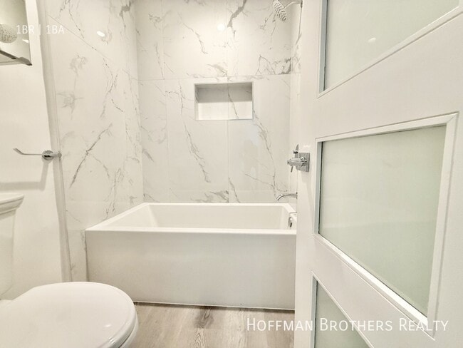 Building Photo - 1315 N June St