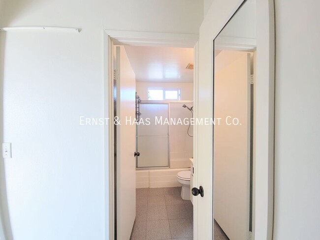 Building Photo - Wonderful  1-Bedroom Garden Apartment with...