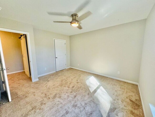 Building Photo - 4 bed 2.5 bath located in The Links at Way Station!! Available in August!!