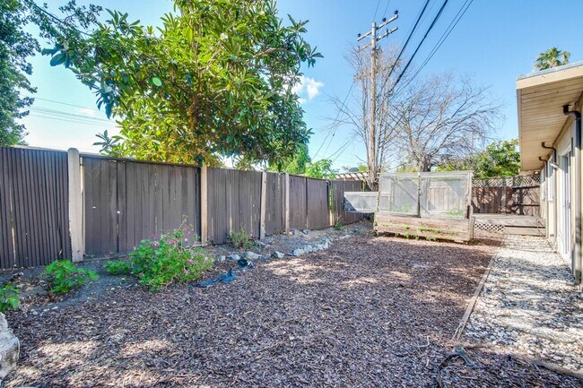 Building Photo - Mountain View Home l Spacious Open Layout Bright and Private Yard