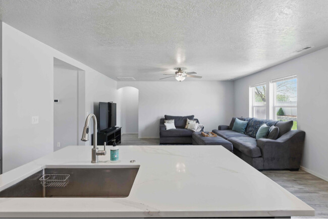 Building Photo - 984 N Star Bright Ln