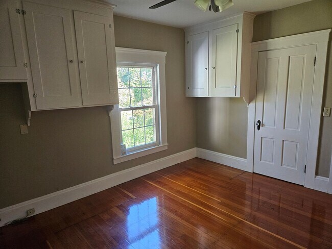 Building Photo - 2 Bedroom townhouse style apartment