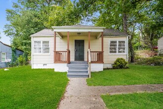 Building Photo - ***** ONE MONTH FREE RENT *****

Recently Remodeled Clean Home for Immediate Move-In
Voucher Frie...
