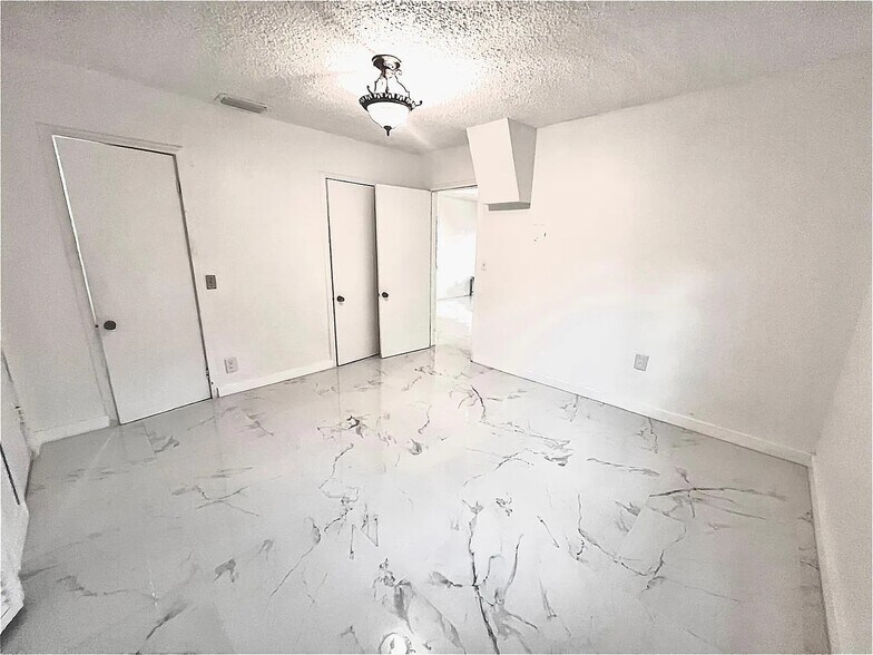 Building Photo - 5870 SW 20th St