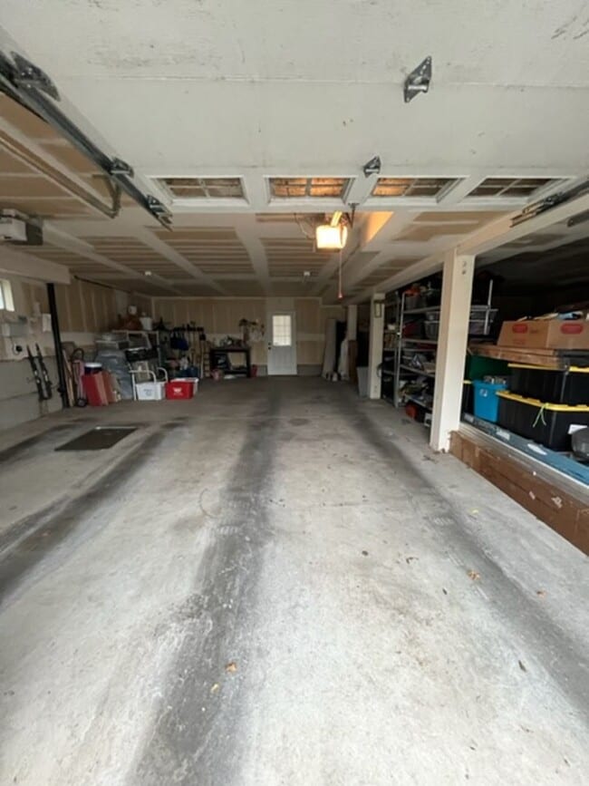 Building Photo - Beautiful 3 Bedroom Townhome with Garage i...