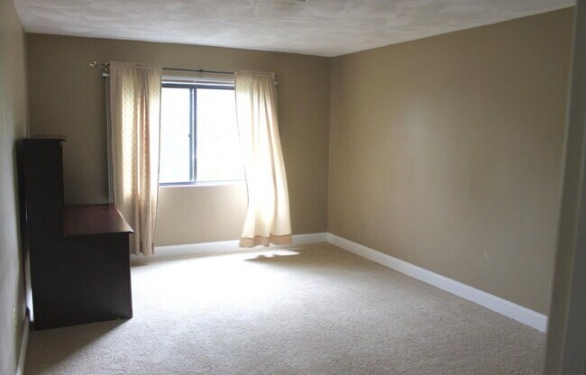 Building Photo - 2 Bed 2 Bath Unit Available July 1