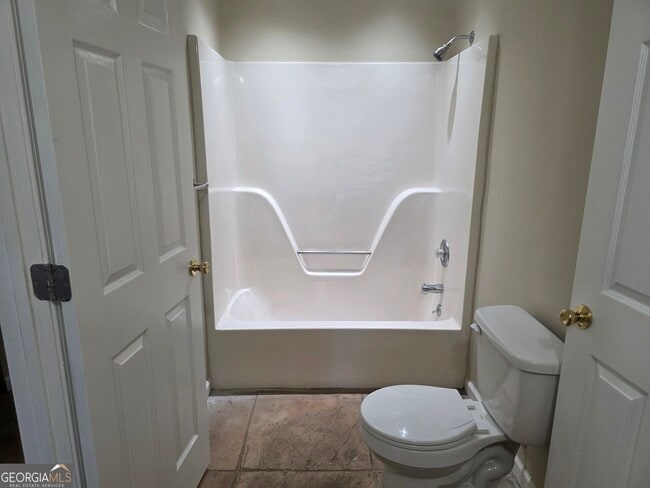 Building Photo - 310 W 5th St