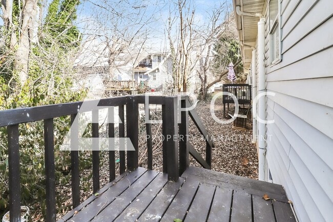 Building Photo - 634 S Elm St