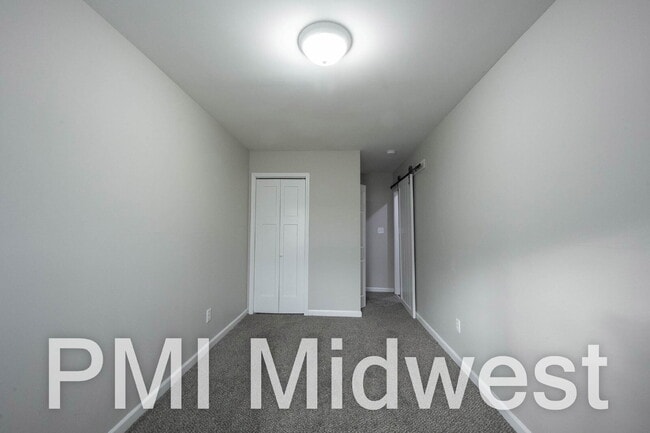 Building Photo - 925 N Sheffield Ave